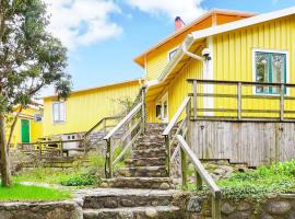 9 person holiday home in FISKEBÄCKSKIL，位于菲斯克拜克希尔的酒店