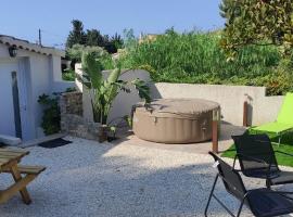 Studio Qu'importe, Jardin, Jacuzzi, Massage，位于邦多勒的酒店