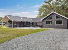 24 person holiday home in Frederiksværk，位于弗雷德里克斯伐克的酒店