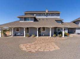 Whispering Oaks Manor-Pets Ok, Spa, Game room，位于佩索罗伯斯的酒店