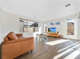 Charming Cozy Stylish Unique Retreat, Steps from Alira Village Mall, Park，位于Narre Warren South的酒店