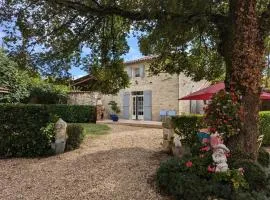 Gîte cosy avec 3 chambres, cour privée, baby-foot et internet, équipements bébé inclus, animaux permis - FR-1-653-154