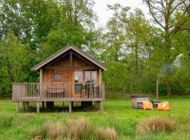 Cozy lodge with hot tub in Drenthe，位于鲁茵乌尔德的酒店