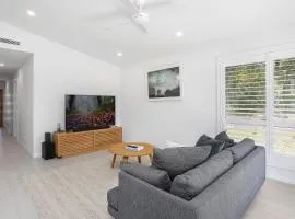 Clovelly - Pet friendly & fully fenced yard!