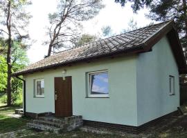 Holiday House in Szczecin at the lake with parking space for 4 persons，位于什切青的酒店