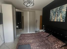 Appartamento grazioso con giardino，位于雷卡纳蒂港的酒店