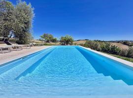 Historic farmhouse in Senigallia with swimming pool, barbecue, gym, olive grove and garden，位于西尼加利亚的酒店