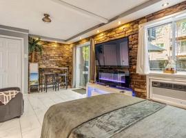 Summer Getaway in Brooklyn Private Room, Bath, Kitchen & Backyard，位于布鲁克林的酒店