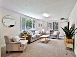 The Mendon Cottage - Charming Vermont Home Close to Pico, Ski Rental Deals!，位于Mendon的酒店