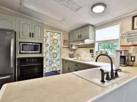 The Bomoseen Bungalow - Vermont Lake House Close to Ski Resorts! Private dock, ski rental ticket deals