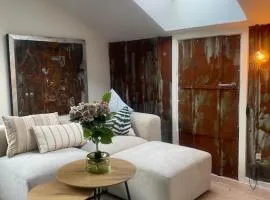 En SMUK og CHARMERENDE OASE meget tæt på centrum!