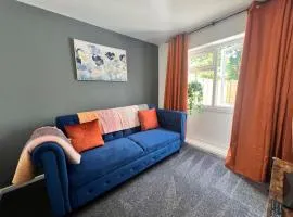 New!! Refurbished 4 Bedroom house in the heart of Basildon I Relocation or Business I Free Parking I Sleeps 7