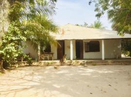 Guest House La Maison des Amis，位于Abene的酒店