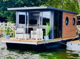 Rybakówka Houseboats Domki na wodzie，位于Sokole-Kuźnica的船屋