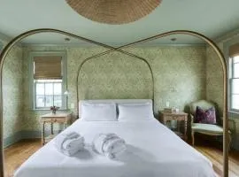 The Nicholas Veranda King Suite- 1 Block to King