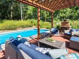 Oaisis on Oak - Private In-Ground Pool - Hot Tub - Pergola Seating - Wildlife