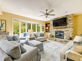 Keowee Key Condo with Lake Access!，位于Salem的酒店