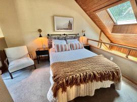 Cozy Townhome at Lutsen Mtn - Ski-in, Ski-out, Pool, Hot Tub, Fitness Center, resort amenities galore!，位于卢森的乡村别墅