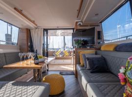 2BR Heated Yacht, Lymington Centre, Beautiful View，位于利明顿的船屋