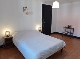 Le T3 AVEC DEUX CHAMBRES，位于圣克洛德的酒店