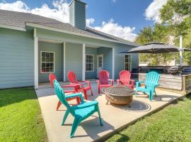 Less Than 1 Mi to Beach - Home with Deck and Yard in Waveland!，位于Waveland的酒店