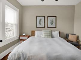 Prime 2BR Gem, Near Convention Hub!，位于印第安纳波利斯的酒店