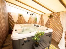 Studio les 2 fées - Brocéliande - Jacuzzi couvert，位于Montfort-sur-Meu的酒店