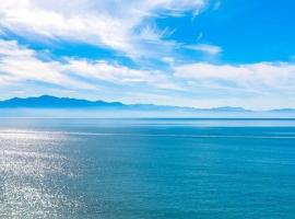 Oceanfront-Ocean View in Bucerias Casita Oasis Condo - Large Studio，位于布塞里亚斯的分契式公寓