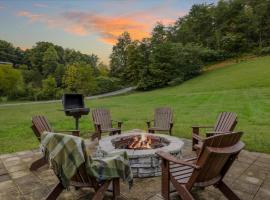 Hot Tub Fire Pit Game Room Theater Easy Access Sleeps 12 - Black Bear Lodge，位于鸽子谷的酒店