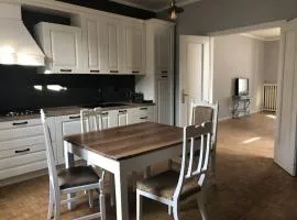 Casetta in piazza nel paese dei ciliegi