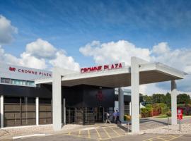 假日皇冠曼切斯特机场酒店，位于霍尔的酒店