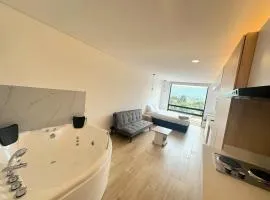 Apartaestudio con Jacuzzi privado y vista a las montanas!