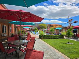 Sahara Courtyard Inn & Suites Osoyoos，位于奥索尤斯的酒店