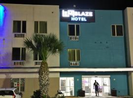 Emblaze Hotel，位于Three Rivers的酒店