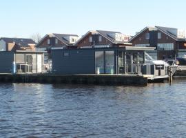 Cozy houseboat at the edge of the marina，位于厄伊特海斯特的酒店