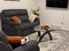 Exquisite Basement Suite, 7mins away to Landmark Cinema and Malls，位于卡尔加里的酒店