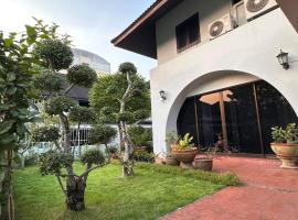 Newly-renovated Modern Private Thai Villa with Swimming Pool，位于Ban Khlong Samrong的别墅