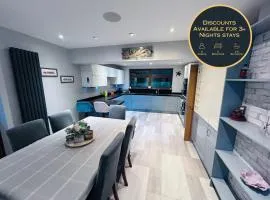 Carden Hill House - 4 Bedrooms - Sleeps 9 - Free Parking - Games Room - Ideal for Contractors, Families and Large Groups