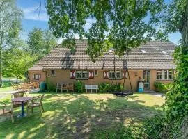 Attractive farmhouse in Giethoorn with garden