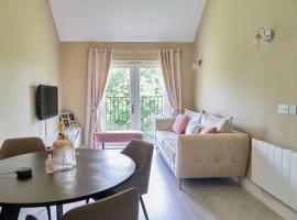 Stunning Luxury 2 Bed Apartment with En-Suite in Wokingham City Centre，位于沃金厄姆的酒店