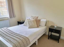Wokingham 2 Bedroom Apartment, En Suite, Free WiFi, Parking, Sleeps 4，位于沃金厄姆的酒店