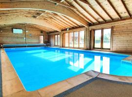 The Victorian Barn, Self-Catering Holidays with Pool and Hot Tubs, Dorset，位于Woolland的酒店