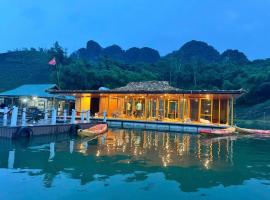 Bakhan Floating House，位于Hương Tân Lạc的酒店