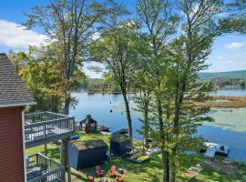 Lakefront Lodge, Hot Tub, Dock, Kayaks，位于Lake Ariel的酒店
