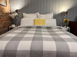 The Coachhouse - studio apartment，位于古尔本的酒店