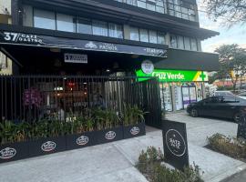 Star AV 37 HOTEL，位于伊瓦格的酒店