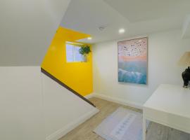 Walnut House Stylish Bright Basement，位于汉密尔顿的酒店