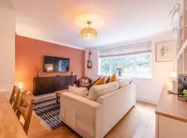 Cozy 1BR Opposite Ascot Racecourse, Free Parking