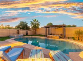 Sunny San Tan Valley Home with Backyard Oasis!，位于Queen Creek的酒店