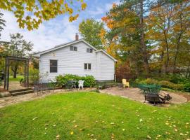 Willow Woods Retreat - Farmhouse - Patio & Nature，位于Kirtland的酒店